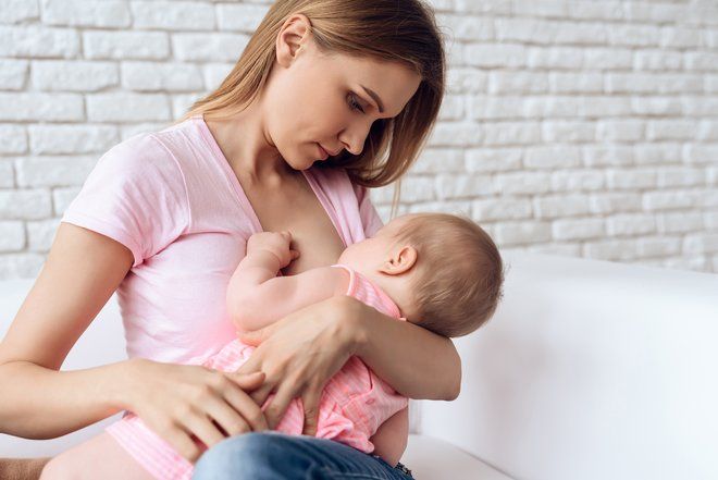 Педиатр пояснил, как короткая уздечка языка у малыша влияет на грудное вскармливание