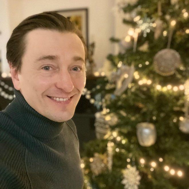 «Традиции – это святое»: Сергей Безруков показал, как готовится с семьей к Новому году