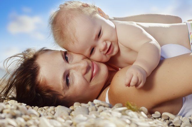 Кормящая мама на пляже: как не застудить грудь и не навредить малышу