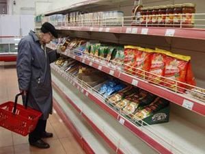 Прилавки пустеют.