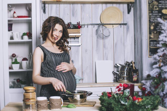 Эксперт рассказал, что можно и чего нельзя есть за новогодним столом во время беременности и грудного вскармливания