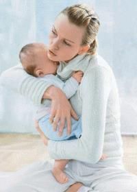 Плачущий ребенок на руках у мамы