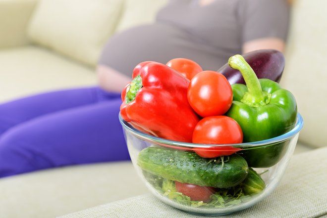 Ученые объяснили, чем отказ от животной пищи при беременности вредит будущему малышу