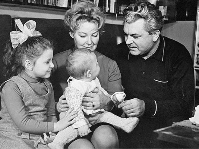 Сергей Бондарчук и Ирина Скобцева с детьми