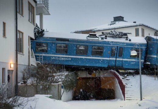 В Швеции юная уборщица угнала поезд и врезалась в дом
