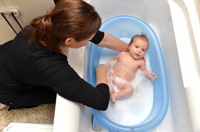 С легким паром: педиатр пояснил, как часто нужно купать новорожденного