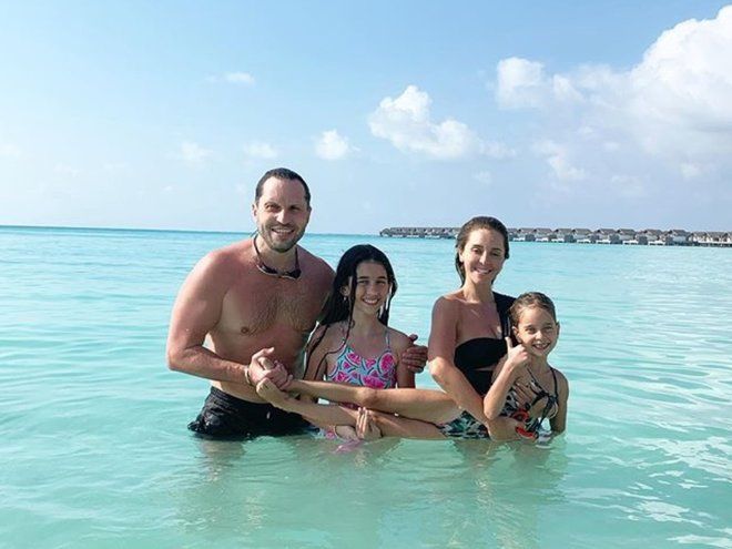 Александр Ревва с женой и дочками на Мальдивах