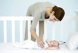Чтобы приучить ребенка к своей кроватке потребуется достаточно сил и времени