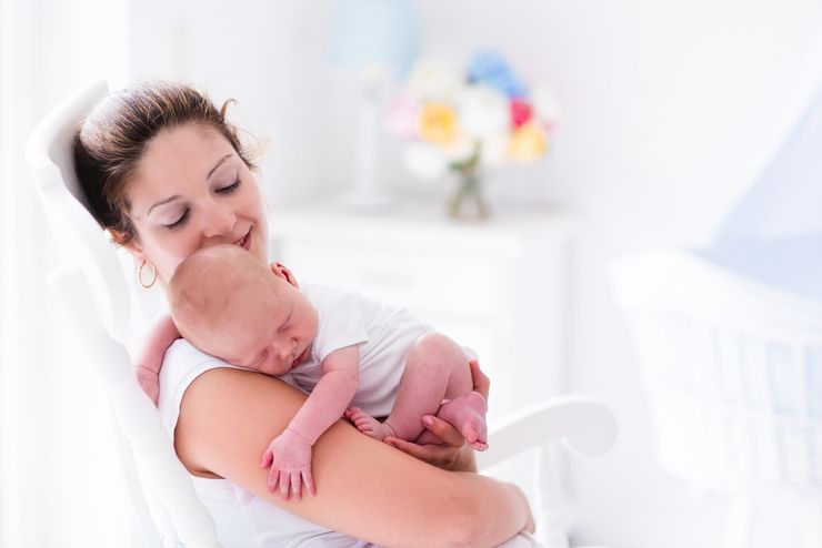 Как держать новорожденного столбиком после кормления, подскажет педиатр.