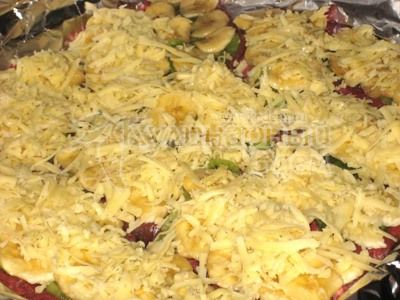 Мясо под фруктово-сырным одеялом - Сверху присыпать сырными хлопьями.