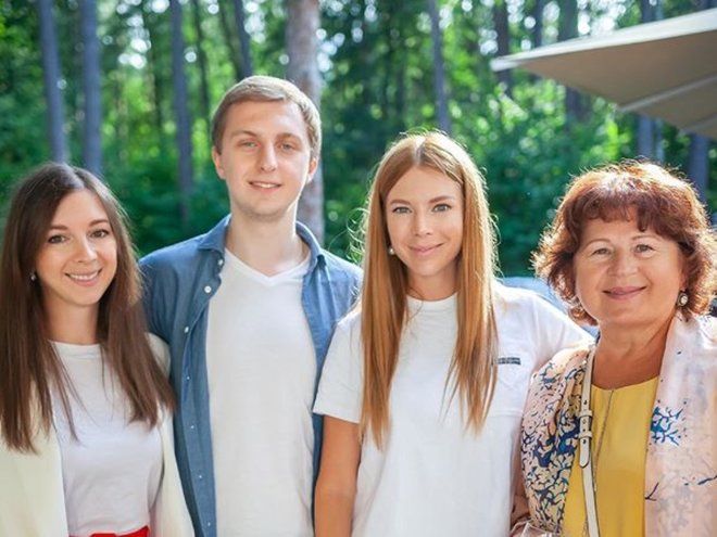 Наталья Подольская с мамой, сестрой и братом