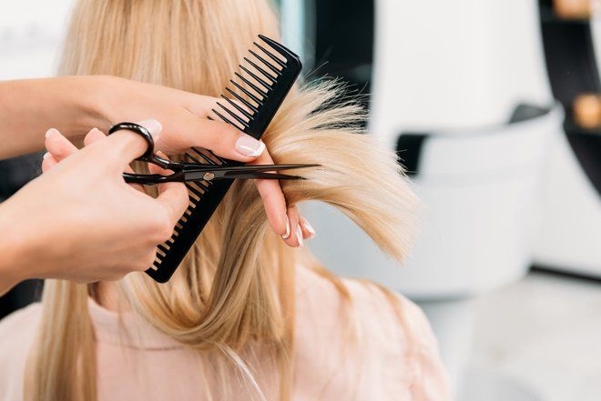 Стилист-парикмахер пояснил, от чего зависит рост волос