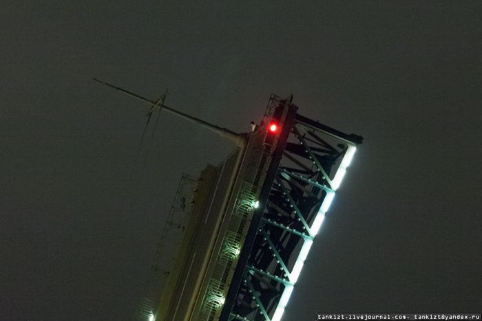 Экстремал забрался на разведенный Троицкий мост (9 фото + видео)
