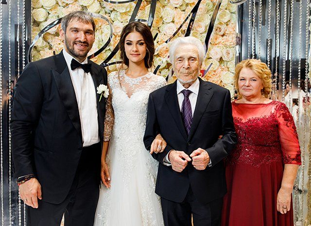Александр Овечкин и Анастасия Шубская с дедушкой со стороны невесты