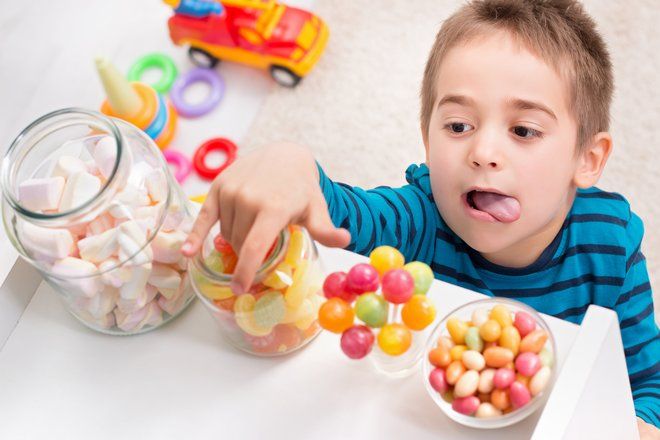 Доктор Комаровский рассказал, когда конфеты пойдут на пользу ребенку