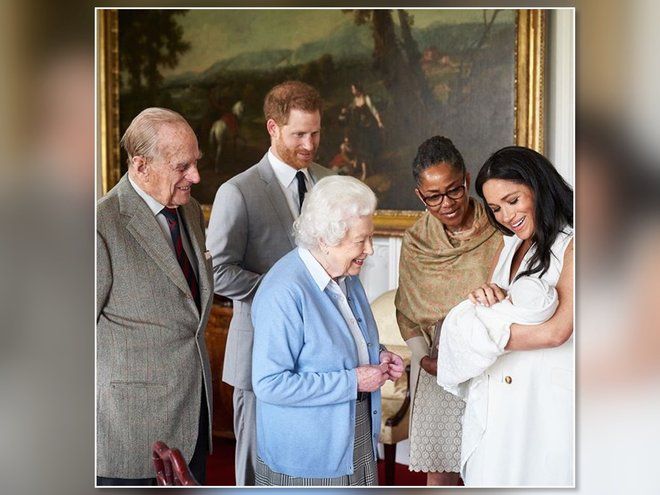 Королева Елизавета 2, принц Филипп, принц Гарри, Меган Маркл с сыном Арчи и ее мать