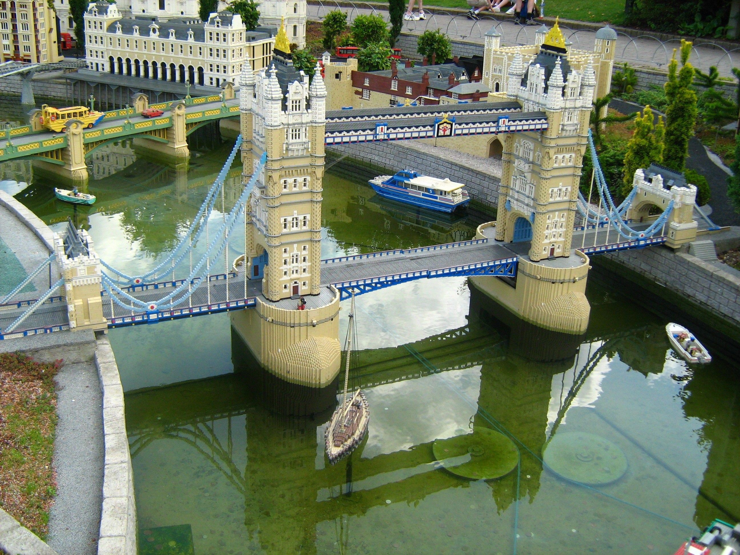 https://upload.wikimedia.org/wikipedia/commons/d/db/Tower_Bridge_in_Miniland,_Legoland_Windsor.JPG