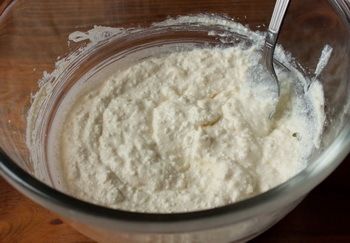 Смешиваем творог с сахаром и сметаной