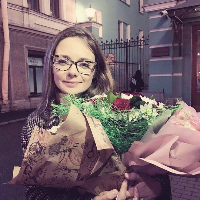 «Встречаем весну»: Карина Разумовская поделилась кадром с 7-месячным сыном из Петергофа