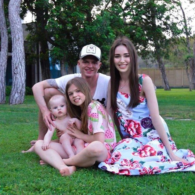 Дмитрий Тарасов с обеими дочками