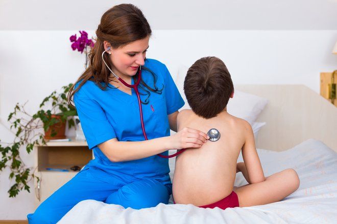 Маме нужно знать: доктор Комаровский рассказал о профилактике пневмонии у детей