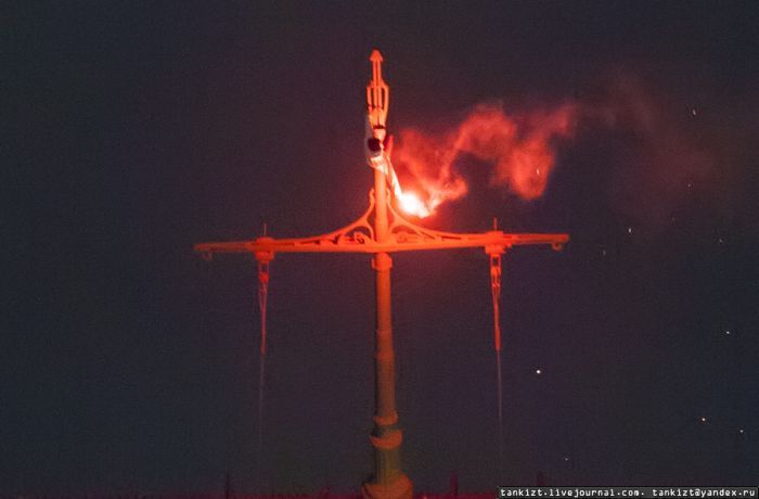 Экстремал забрался на разведенный Троицкий мост (9 фото + видео)