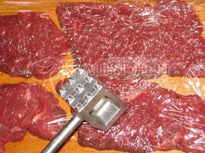Мясо под фруктово-сырным одеялом - Отбить с 1 стороны (мясо тонко нарезано, этого будет достаточно. Свинину можно не отбивать), прикрыв пищевой пленкой, чтобы брызги не разлетались во все стороны.