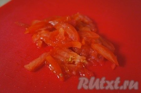 Помидоры нарезать соломкой.