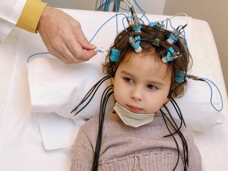 ЭЭГ головного мозга ребенку: подготовка и проведение