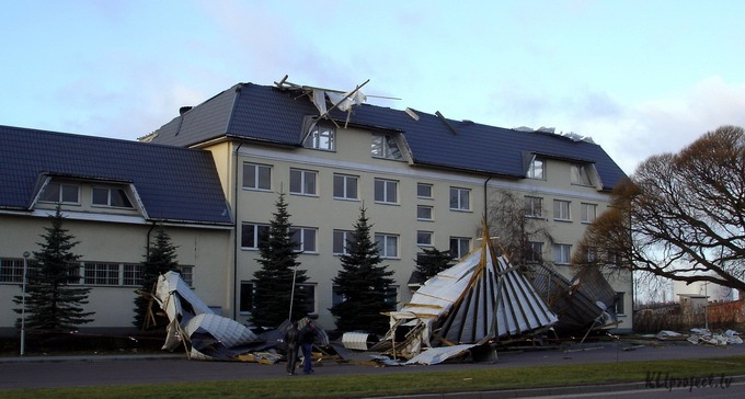 Vetru sekas Liepaja 6 Par vētras nopietno pieteikumu piekrastes iedzīvotājiem.(foto)