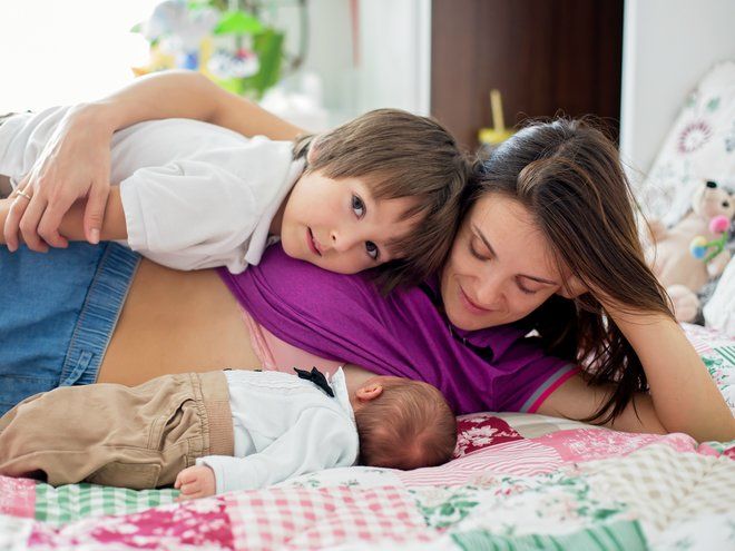 5 причин отказа ребенка от одной груди во время грудного вскармливания