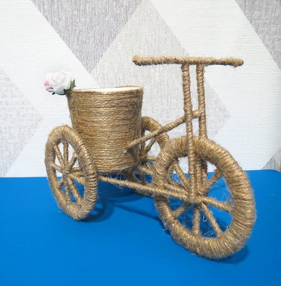 Кашпо-велосипед из проволоки и тейп-ленты