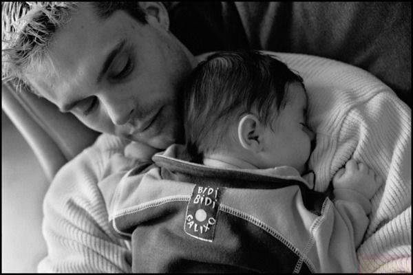 Новорожденный папа: как помочь отцу сблизиться с малышом.