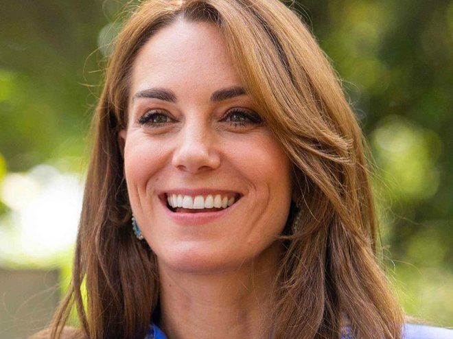 Ветер треплет кудри: Кенсингтонский дворец представил новый официальный портрет Кейт Миддлтон