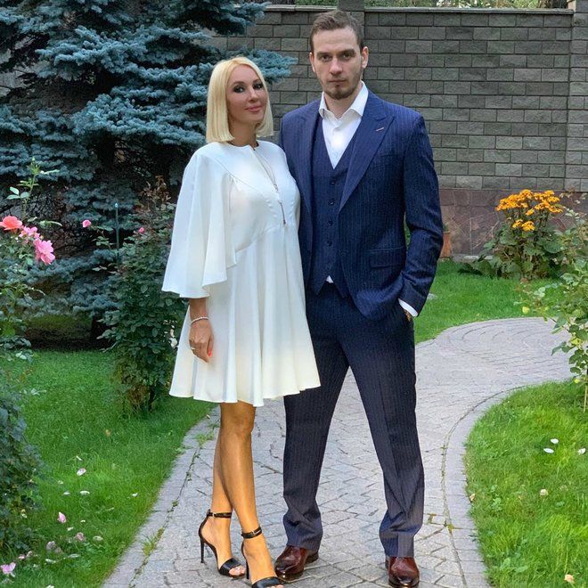Семейный выходной: Лера Кудрявцева поделилась редким портретом с мужем и годовалой дочкой