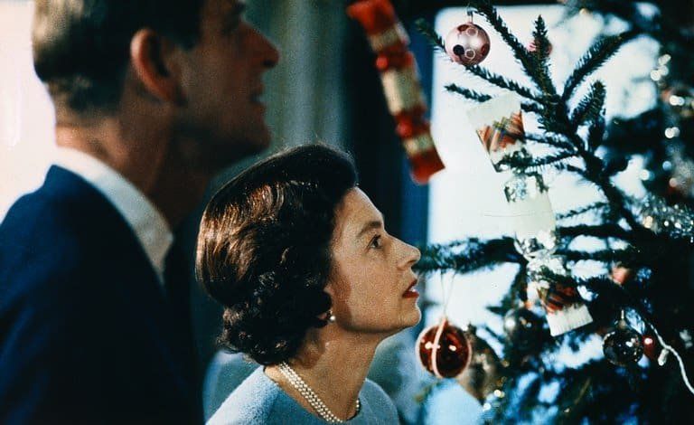 Для детей особые развлечения: биограф Елизаветы II рассказал, как проходит Рождество в королевской семье