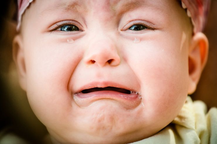 Когда появляются слезы у новорожденных: в норме и при патологиях