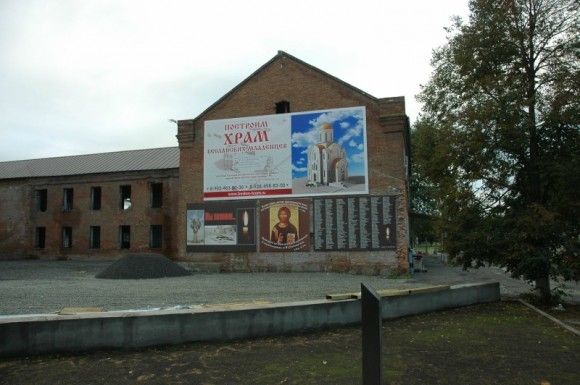 Макет храма во дворе школы