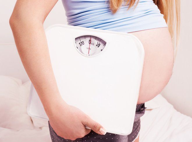 Ученые связали лишний вес мамы во время беременности с отставанием в развитии у сыновей