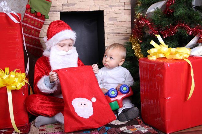 Как выйти из ситуации? Дед Мороз всем вручит подарок, а моему ребенку – нет...