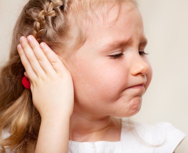 Не трясите головой: педиатр пояснил, как действовать, если в ушах ребенка «застряла» вода
