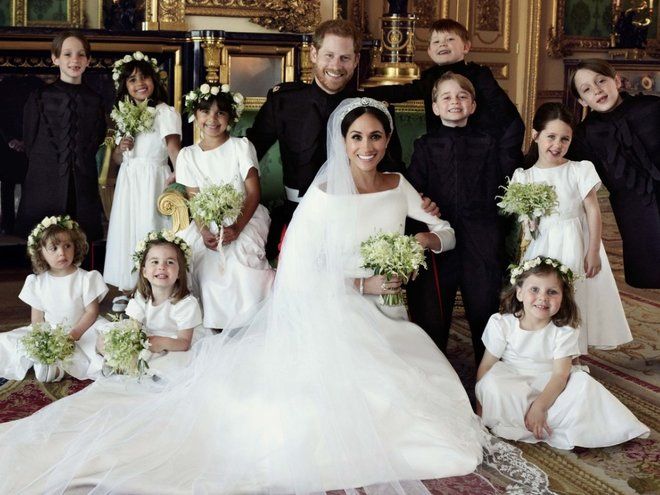 Принц Гарри и Меган Маркл в окружении девочек-цветочниц и мальчиков-пажей на свадебном портрете
