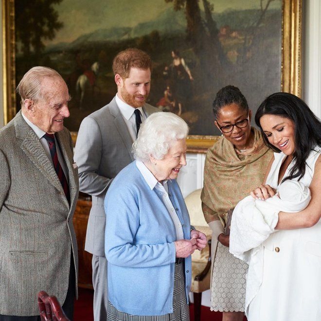 Новорожденный сын принца Гарри и Меган Маркл с королевой Елизаветой II, прадедушкой принцем Филиппом и бабушкой Дорией Рэгланд