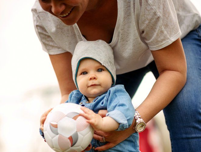 Совет дня: чаще играйте с ребенком в мяч, чтобы повысить его успеваемость