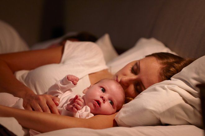 Муж запрещает грудному ребенку спать с нами в одной кровати