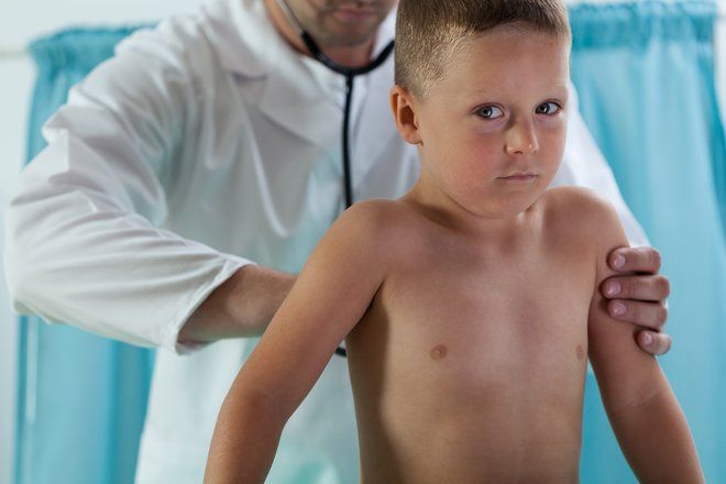 Маме нужно знать: доктор Комаровский рассказал о профилактике пневмонии у детей
