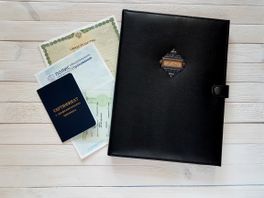 строгая папка для мальчика и яркая женская обложка строгая папка для мальчика и яркая женская обложка