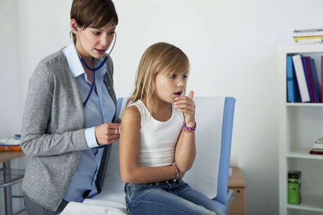 Лечить или не лечить: как не навредить кашляющему ребенку