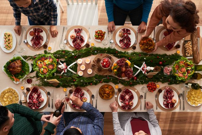 Новогодний этикет: 7 правил для каждого, кто хочет быть радушным хозяином и желанным гостем в зимние праздники