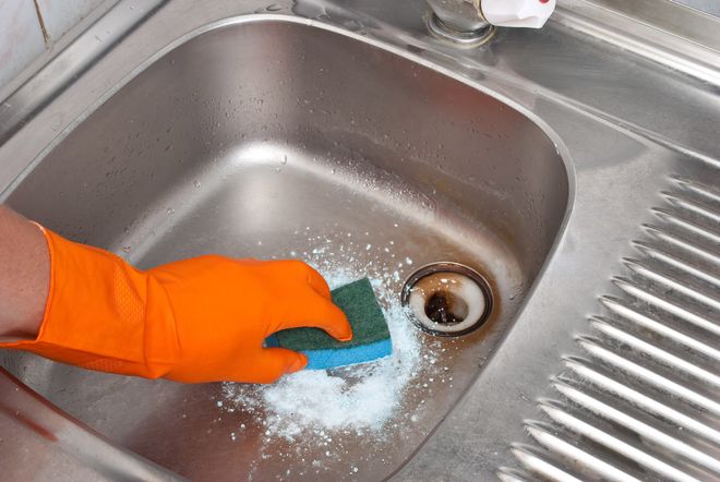 Идеально чисто: как отмыть раковину от известкового налета тем, что всегда есть на кухне